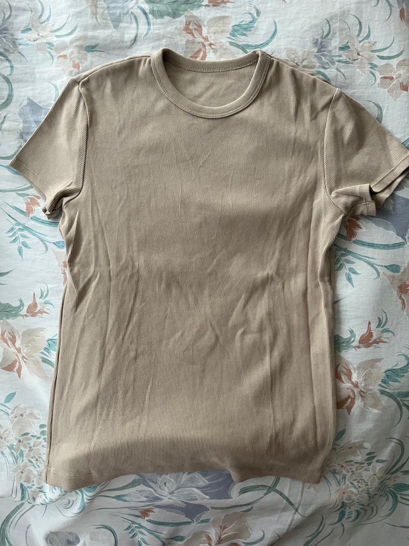 UNIQLO Ribbed T-Shirt (Category: Shirts) located in Quezon City. Submitted by kikistoree (Listing ID 1380981253, Image 2). Description: LIKE NEW Uniqlo Soft Ribbed T-Shirt in Beige, Size M original price: 790 selling price: 250 negotiable.