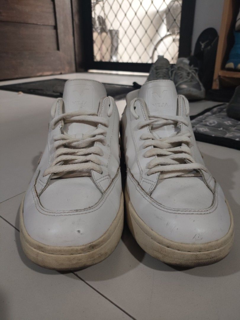 Veja Shoes size 9 (Category: Sneakers) located in Antipolo. Submitted by grimmpool28 (Listing ID 1381005447, Image 3). Description: Veja Shoes Size 9 Minor issue nasa pics konting bakbak Still in good condition 1500 plus shipping Rfs: Decluttering Antipolo loc.