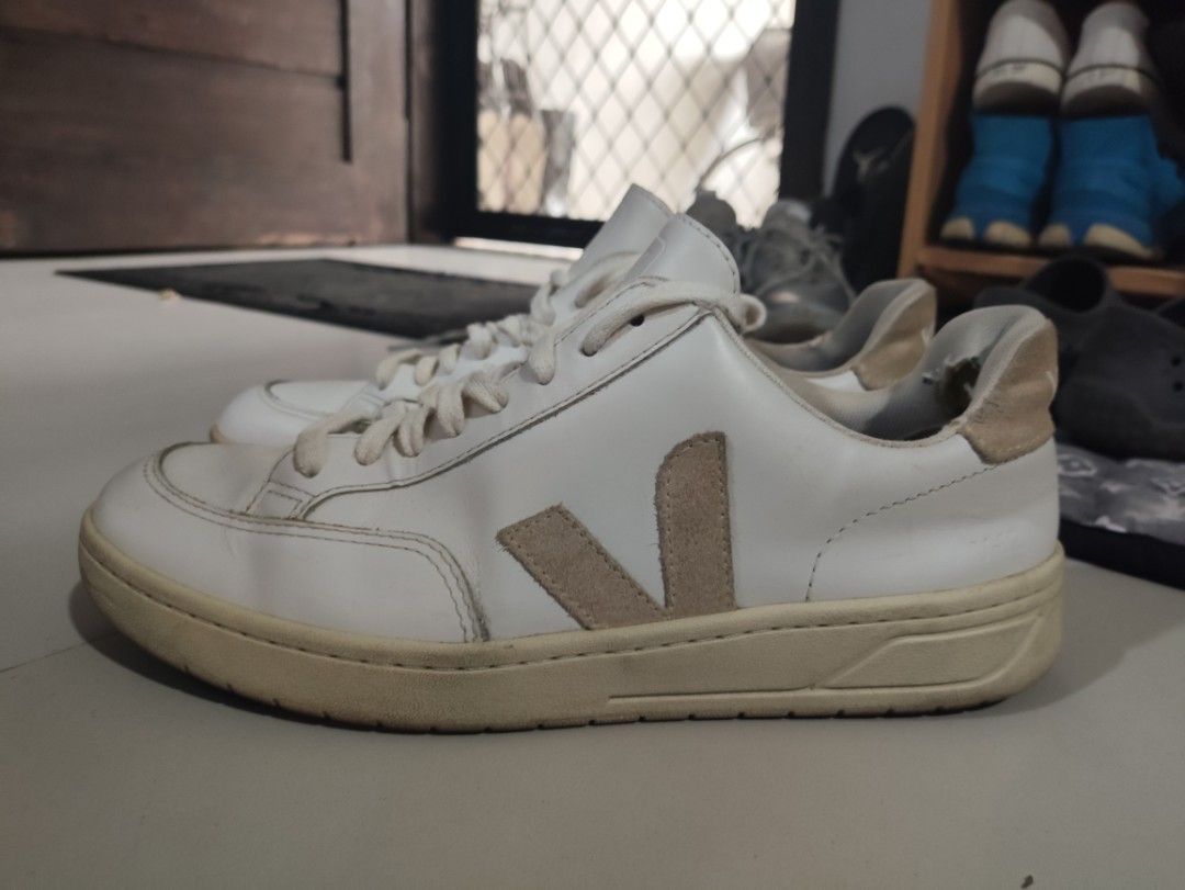 Veja Shoes size 9 (Category: Sneakers) located in Antipolo. Submitted by grimmpool28 (Listing ID 1381005447, Image 1). Description: Veja Shoes Size 9 Minor issue nasa pics konting bakbak Still in good condition 1500 plus shipping Rfs: Decluttering Antipolo loc.