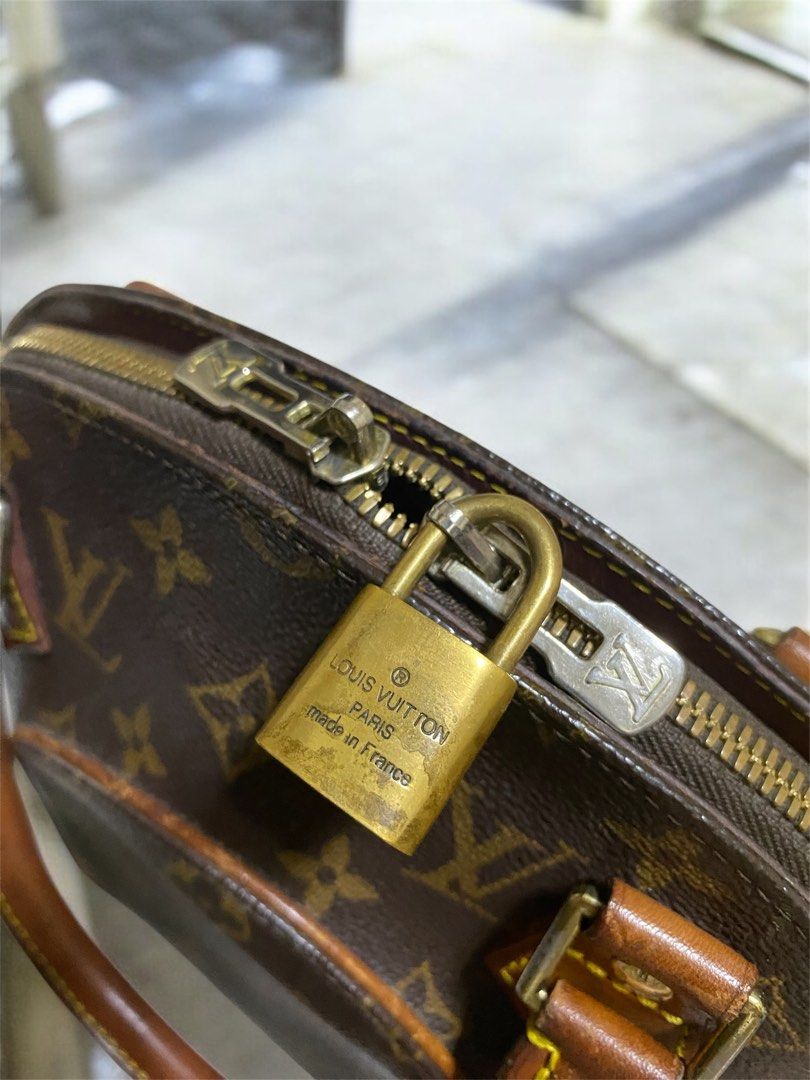 Vintage Louis Vuitton Ellipse PM (Category: Luxury Bags & Wallets) located in Manila. Submitted by beatthetrend (Listing ID 1380938686, Image 2). Description: Vintage Louis Vuitton Ellipse PM in Monogram Canvas • Guaranteed Authentic • No card, no dustbag and paperbag • Interior has a small stains but it can be clean • Long strap and all the stitches are in good condition • Used but not abused (ganda padin) .