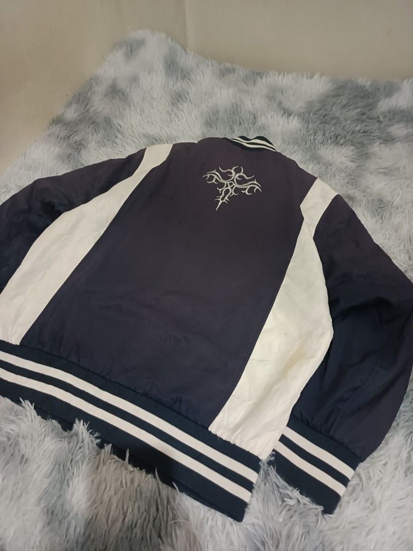 Y2K jacket med (Category: Coats, Jackets and Outerwear) located in Malabon City. Submitted by flowstate_rem (Listing ID 1381005863, Image 2). Description: best fit med issue nasa pic.