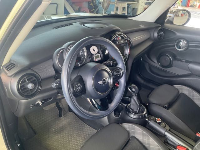 由 a779573339957 (刊登 ID 1381149502，圖片 3) 提交，位於 新北市 (New Taipei) 的 2015 MINI MINI COOPER 1.5L 白色 9.2萬公里 NT$290,000 (類別：汽車出售)，說明：有第三方認證，無待修、無泡水、無事故、三大保固 LINE:PT0974 #汽車#中古車#新車#原廠#代理商#貿易商#新古車#買車#賣車#五股#新北市#台北市#桃園市#換車。