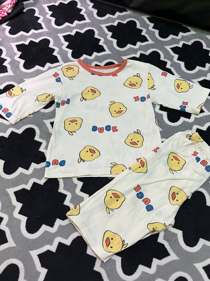 (2-3th) SET BOBO Moi & Du Gambar Bebek (Kategori: Baju Bayi) berada di Banjarmasin. Dikirim oleh 3littlestuff (ID iklan 1380980701, Gambar 1). Deskripsi: Minus sedikit noda.