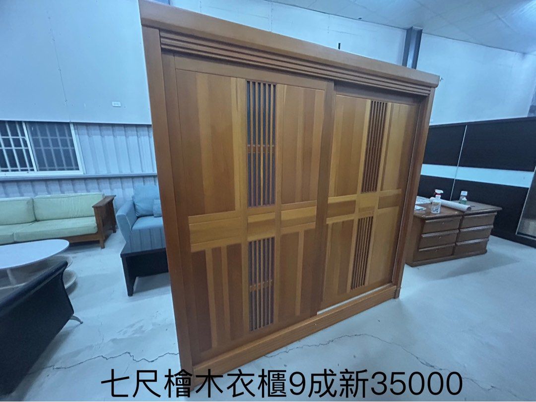 由 c09269115915165 (刊登 ID 1381142680，圖片 1) 提交，位於 台中市 (Taichung) 的 七尺檜木衣櫃 (類別：書櫃、櫃子)，說明：九成新全實木/檜木/懸吊/衣櫃。