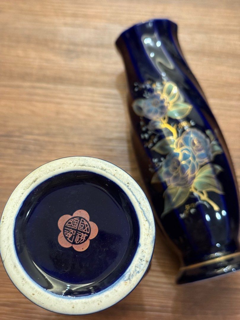 由 moreww (刊登 ID 1381179740，圖片 2) 提交，位於 台中市 (Taichung) 的 二手兩個一起賣花造型藍色花瓶 (類別：園藝工具和裝飾品)，說明： 大概丈量長度高22寬取中間測量24多 。