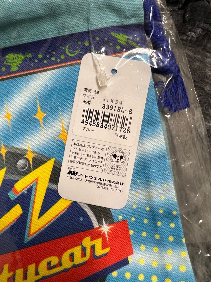 由 debby8899 (刊登 ID 1381190004，圖片 3) 提交，位於 台南市 (Tainan) 的 日本製迪士尼巴斯光年束口袋 (類別：其他外出用品)，說明：全新日本製 迪士尼巴斯光年束口袋 尺寸31x34cm。