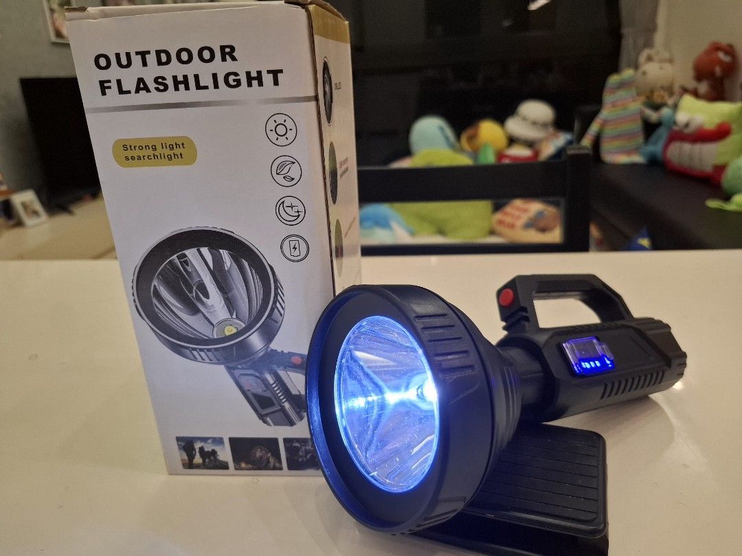 由 gokartf148690 (刊登 ID 1381225785，圖片 2) 提交，位於 台北市 (Taipei) 的 戶外手電筒 (類別：健行及露營)，說明：多功能戶外手電筒。