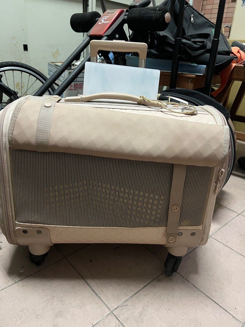 由 honey1902035630 (刊登 ID 1381190949，圖片 3) 提交，位於 台中市 (Taichung) 的 寵物拉桿推車 可背可推可上三鐵 (類別：寵物及其他)，說明：因爲我家在裡面會打架 故售出 可以上三鐵 可以放機車踏墊 可背可推的拉桿包 。