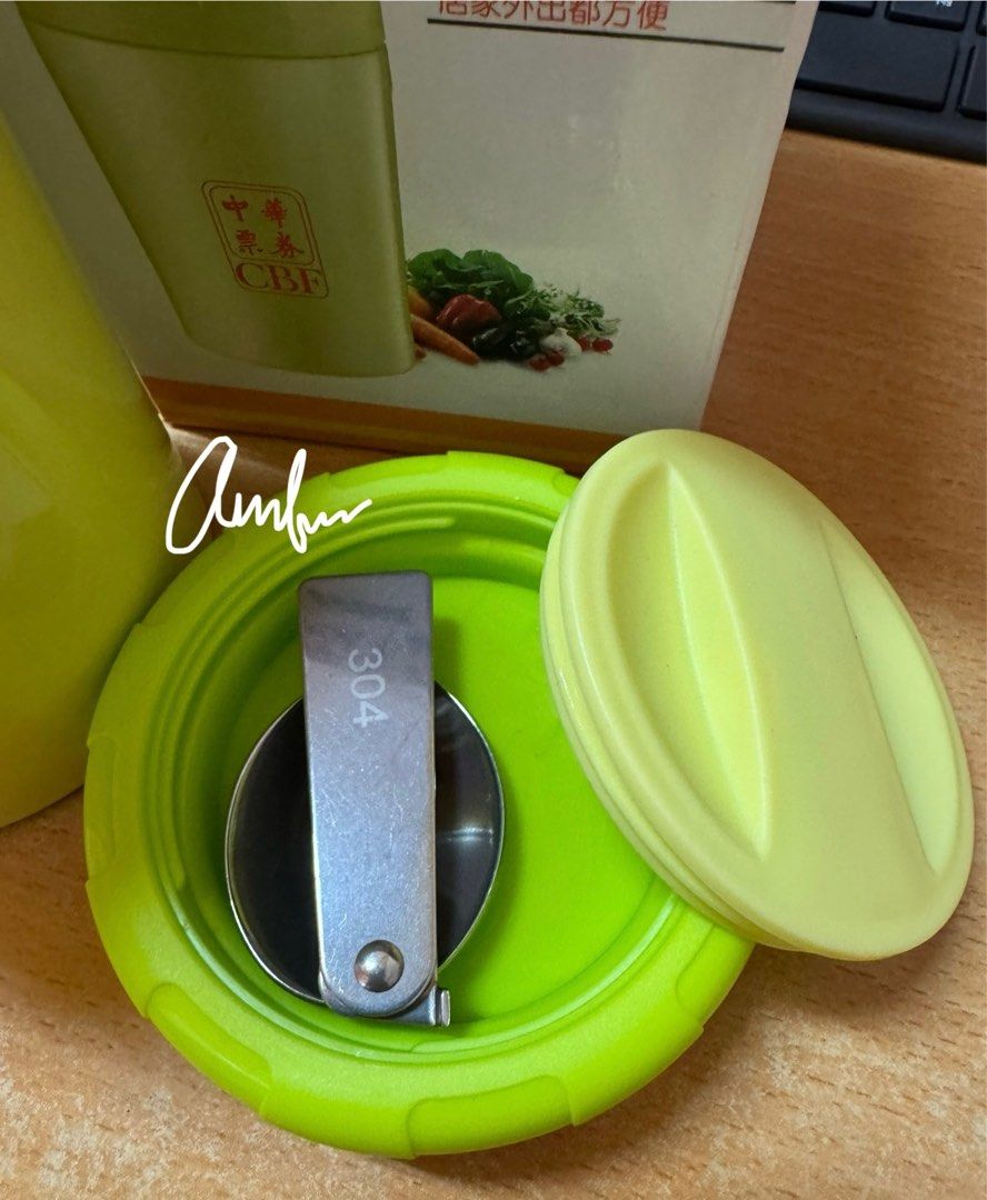 由 purityland (刊登 ID 1381210252，圖片 2) 提交，位於 台中市 (Taichung) 的 中華票券 華票 304不鏽鋼 真空 悶燒罐 500ml 內附摺疊湯匙 股東會 紀念品 (類別：餐具和餐具)，說明：全新未使用 內附折疊式304不銹鋼湯匙 500ml 真空 保溫 悶燒罐 裝湯品 冷飲 咖啡 冰塊 都很適合 因年久外盒有些許泛黃但不影響內部商品 很介意者勿下單。