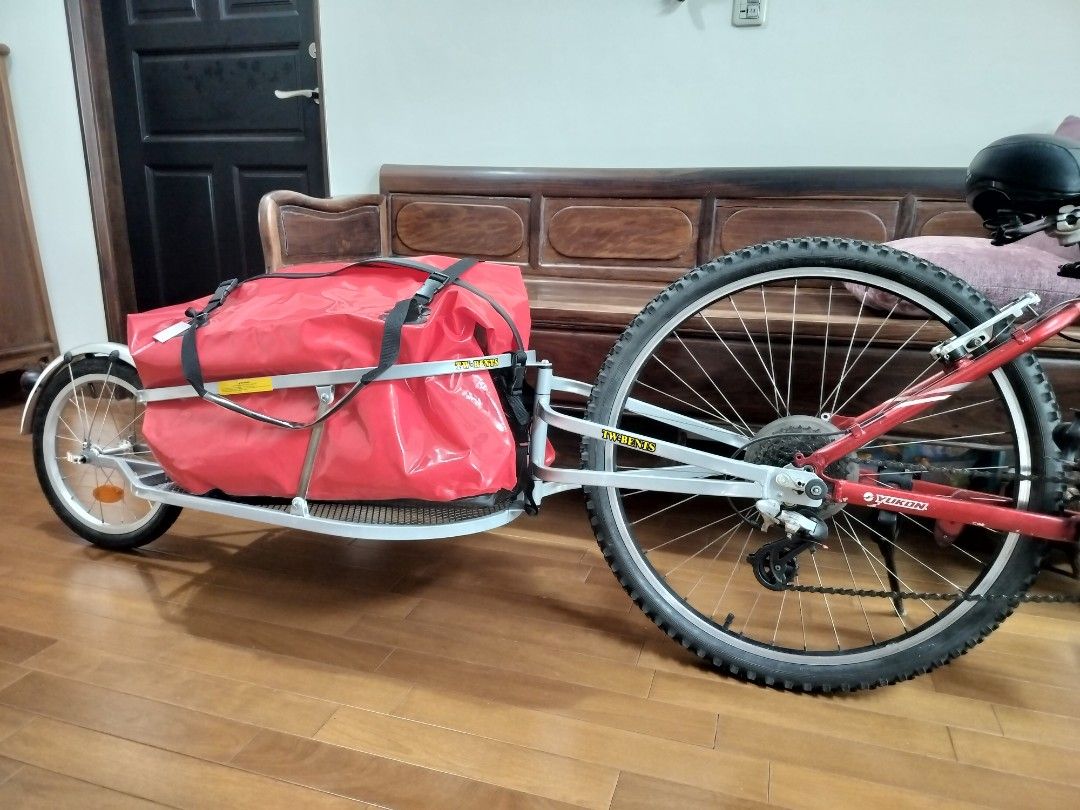由 s103555 (刊登 ID 1381130012，圖片 1) 提交，位於 台北市 (Taipei) 的 自行車拖車 環島 必備 (類別：單車)，說明：台灣製造外銷版本 國內也有販售定價6000元 從16吋小徑車~700C公路車 有快拆的腳踏車基本皆能用 專利快拆頭設計 不用3秒拖車直接與前車分離 含超大容量防水袋跟旗桿子 拖露營用品、寵物、買菜都方便 不用時可摺疊收納起來 不議價，有需要再約面交喔。