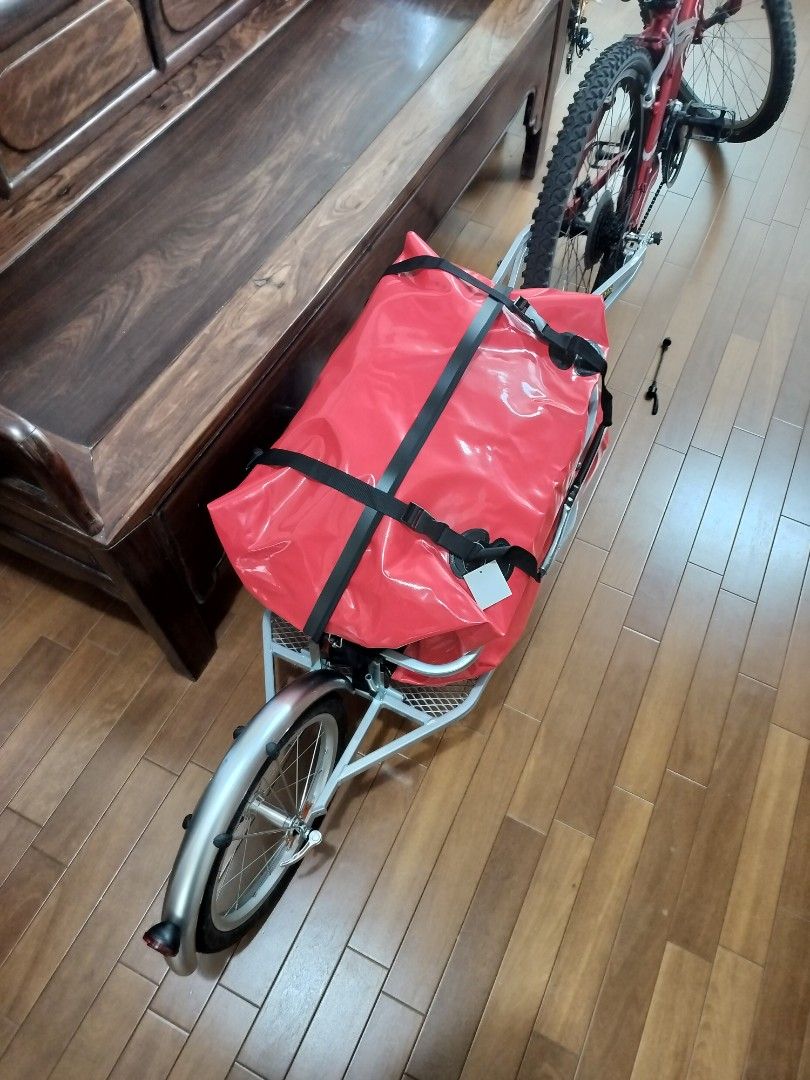 由 s103555 (刊登 ID 1381130012，圖片 2) 提交，位於 台北市 (Taipei) 的 自行車拖車 環島 必備 (類別：單車)，說明：台灣製造外銷版本 國內也有販售定價6000元 從16吋小徑車~700C公路車 有快拆的腳踏車基本皆能用 專利快拆頭設計 不用3秒拖車直接與前車分離 含超大容量防水袋跟旗桿子 拖露營用品、寵物、買菜都方便 不用時可摺疊收納起來 不議價，有需要再約面交喔。