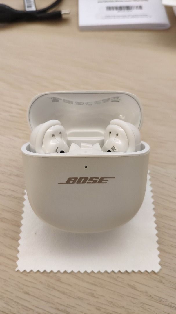 由 zhogood (刊登 ID 1381256112，圖片 2) 提交，位於 新北市 (New Taipei) 的 無刮傷 Bose QuietComfort Ultra Earbuds 60週年款 珍珠白 消噪耳塞 無線藍牙耳機 功能正常 (類別：耳機)，說明：🔸幾乎全新，功能正常，可連接手機APP 🔸耳塞全新未使用，附保護殼 🔸已過保固，實品如圖 歡迎詢問聊聊～。