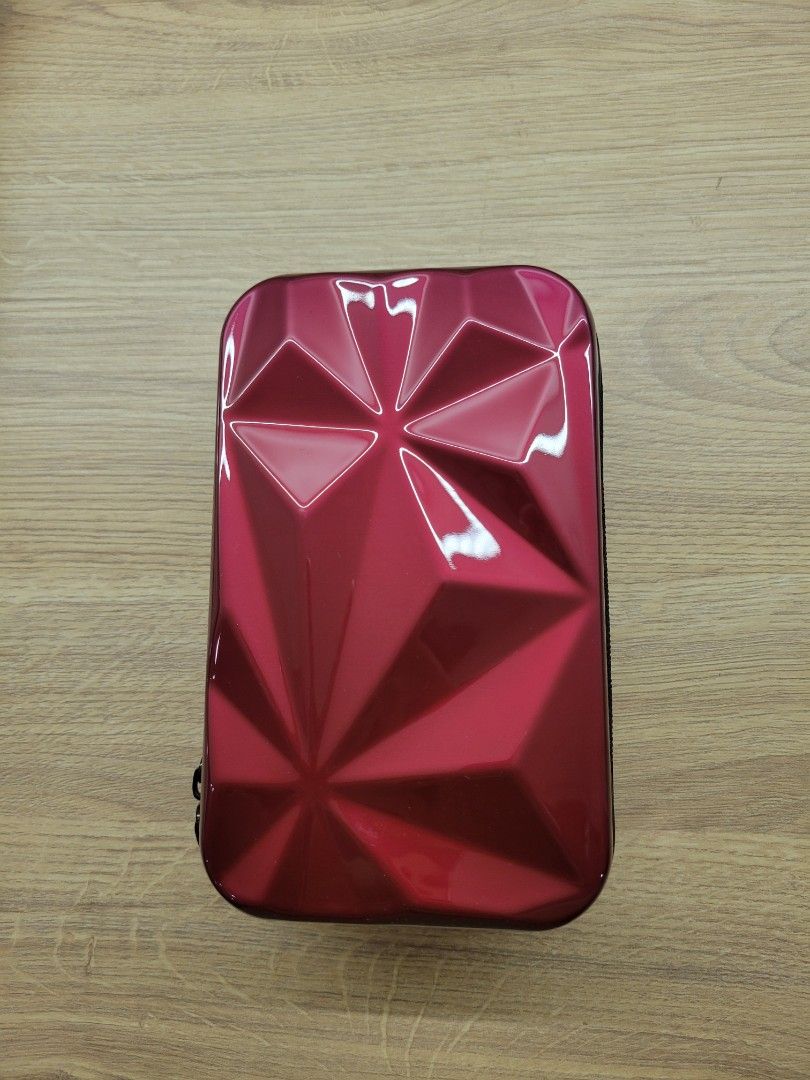 由 astridpur (刊登 ID 1381270582，圖片 1) 提交，位於 桃園市 (Taoyuan) 的 全新 Suzuki 紅色 迷你硬殼收納包 行李箱 旅行箱 化妝包 (類別：居家改善及收納用品)，說明：全新 Suzuki 贈品 迷你硬殼收納包 行李箱 旅行箱。