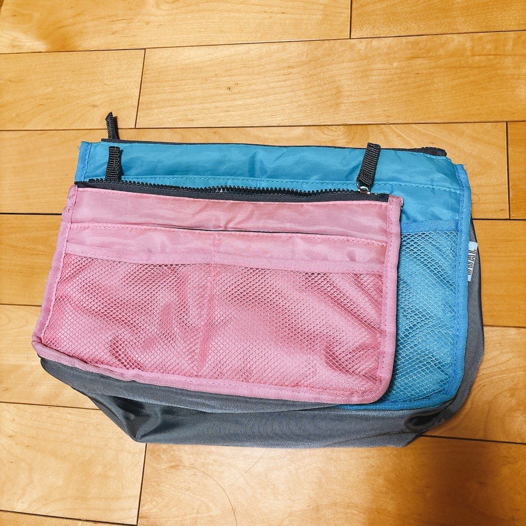由 vanessa2232 (刊登 ID 1381191447，圖片 3) 提交，位於 台北市 (Taipei) 的 A4大小 包中包 買大送小 #個性潮流派 (類別：收納箱及袋)，說明：❤️非常適合包包太大的人 ❤️有10個以上口袋方便放置小物。