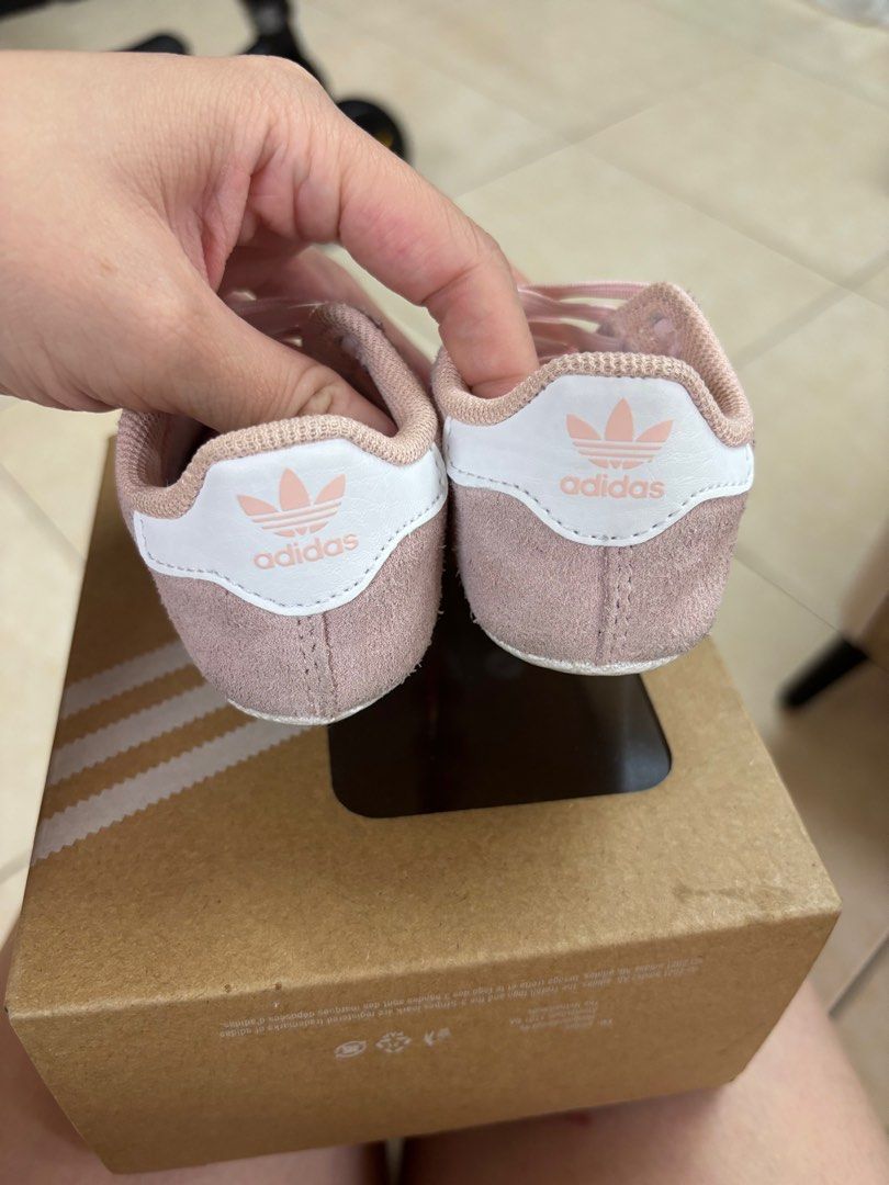 由 qoo209008 (刊登 ID 1381112956，圖片 3) 提交，位於 高雄市 (Kaohsiung) 的 Adidas 寶寶嬰兒學步鞋粉色 (類別：嬰兒及兒童流行時尚)，說明：描述如圖～ $1043購入。