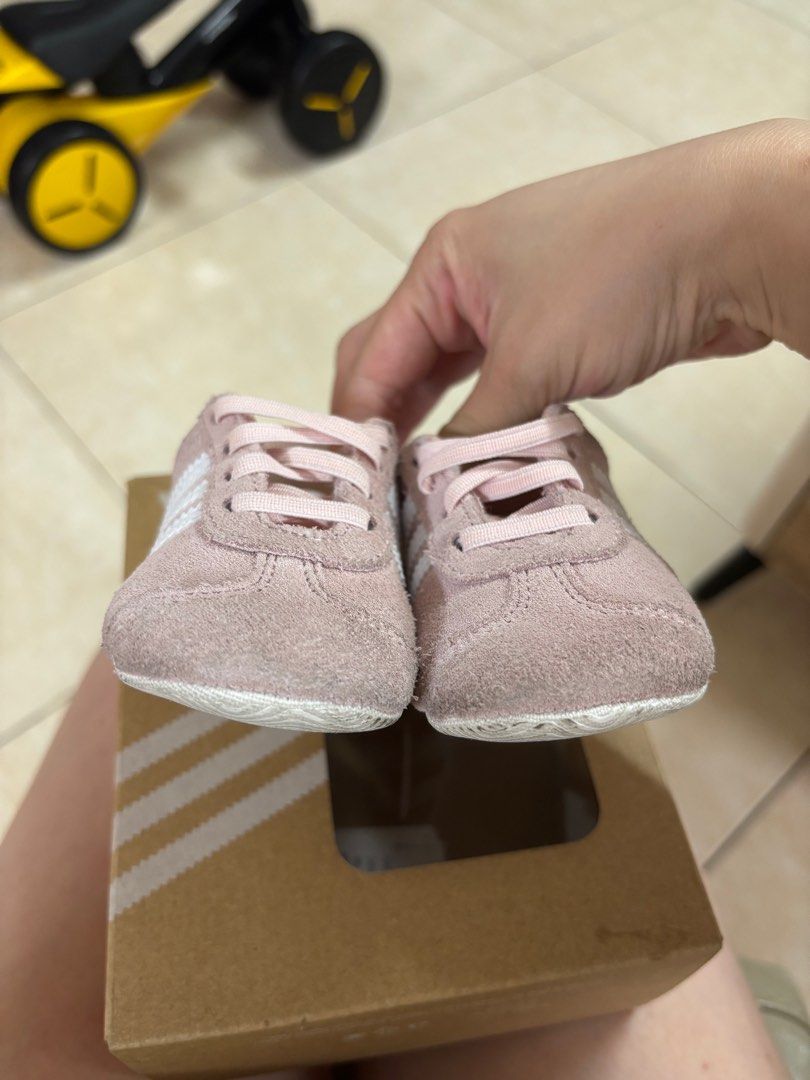 由 qoo209008 (刊登 ID 1381112956，圖片 2) 提交，位於 高雄市 (Kaohsiung) 的 Adidas 寶寶嬰兒學步鞋粉色 (類別：嬰兒及兒童流行時尚)，說明：描述如圖～ $1043購入。