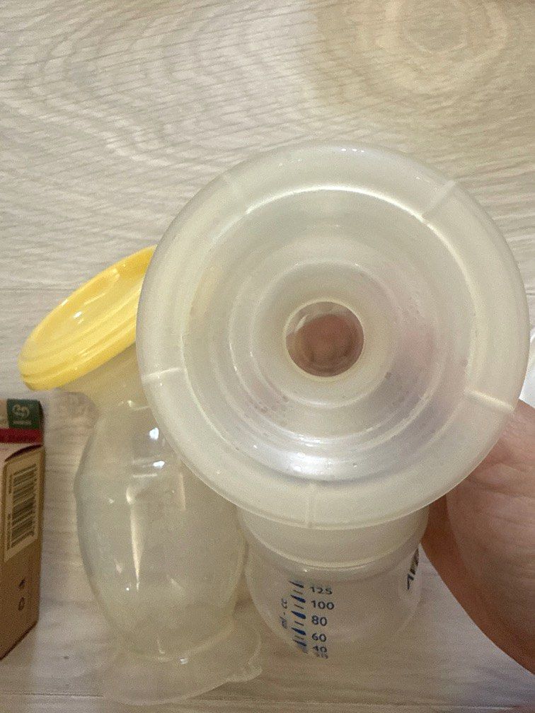 由 huanggogogo (刊登 ID 1381147398，圖片 2) 提交，位於 台北市 (Taipei) 的 Avent手動擠乳器（可贈haakaa小花真空擠乳器） (類別：孕婦用品)，說明：正常使用痕跡 每次使用皆用蒸氣消毒鍋消毒 瓶身有霧化 若需要可贈haakaa 真空吸力集乳器 其中小花塞瓶為全新 瓶身亦有霧化。