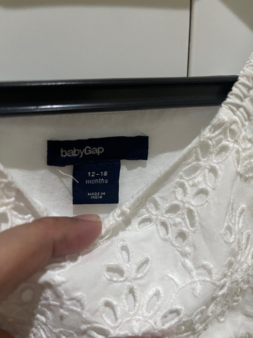 Baby GAP White Dress (Sama kayak Kamari) (Kategori: Baju Bayi) berada di Depok. Dikirim oleh preloved_byacha (ID iklan 1381148040, Gambar 2). Deskripsi: .