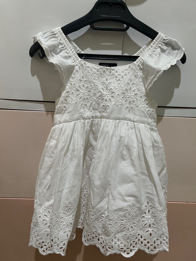 Baby GAP White Dress (Sama kayak Kamari) (Kategori: Baju Bayi) berada di Depok. Dikirim oleh preloved_byacha (ID iklan 1381148040, Gambar 1). Deskripsi: .