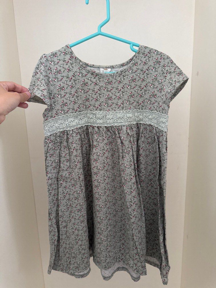 Baju budak / kids dress Tiny Buttons (Category: Babies & Kids Fashion) located in Bangi. Submitted by dd_kajang (Listing ID 1381137904, Image 1). Description: .