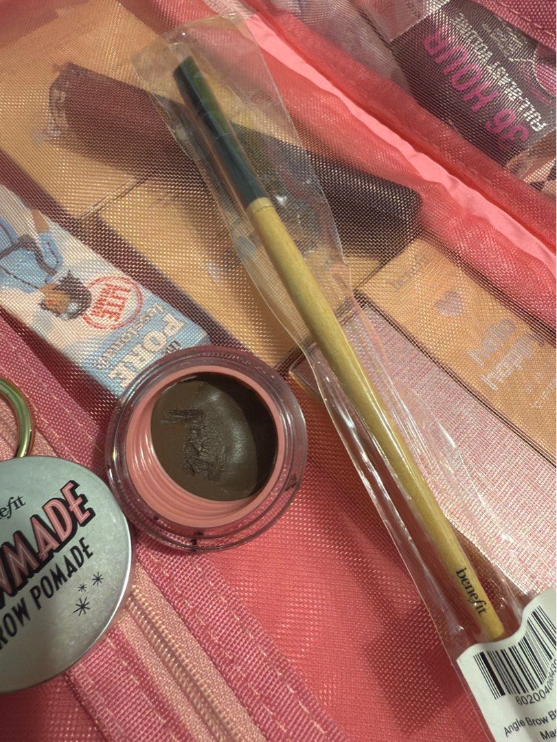 benefit brow pomade with benefit brow brush (Category: Makeup) located in Daraga. Submitted by triftshop25 (Listing ID 1373827500, Image 2). Description: DECLUTTERING!! Pre-love! @selling my benefit brow pomade in shade #3. Actually hinde pa po yan used kinuhanan lng ng kapatid ko sa gilid 75% pa po ang product 😁 kung titingnan nyo po ang wiper malinis na malinis po comes with benefit angle brush/ brow brush brand new pa po ang brush. .