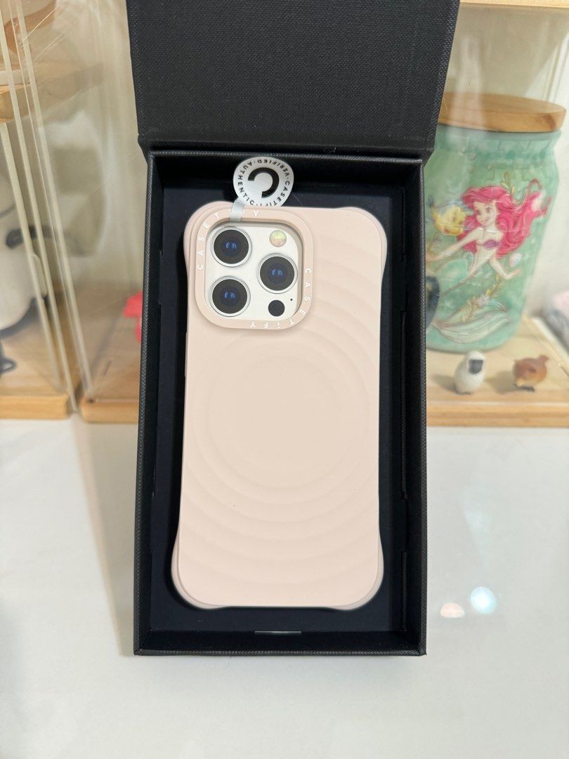 由 oni_xcx (刊登 ID 1381175005，圖片 1) 提交，位於 台北市 (Taipei) 的 CASETiFYT iphoen15 PRO Ripple Case - Oat (類別：手機套及手機殻)，說明：。