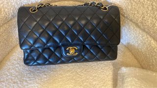 (Category: ) located in . Submitted by shoppingswithLux (Listing ID 1381260607, Image 1). Description: .