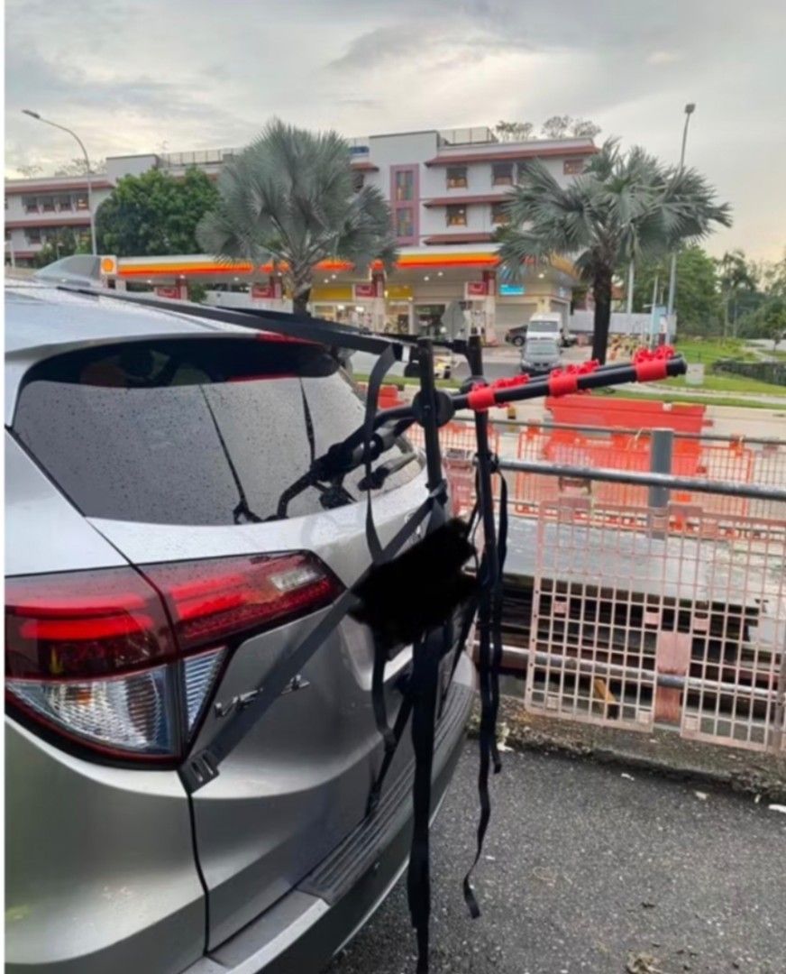 Cheap bicycle rack! (Category: Bicycles) located in Singapore. Submitted by bj110088 (Listing ID 1381150737, Image 3). Description: Items 1. Venzo Bicycle Rack for 3 bikes 2. Buzz rack cross bar arm Excellent condition, like new cos i only used it once to transport 2 bikes whicn worked well. I dont require the rack anymore as gave up on cycling and the rack has been sitting in storage for a year now. Comes with a buzzrack cross bar arm so that th