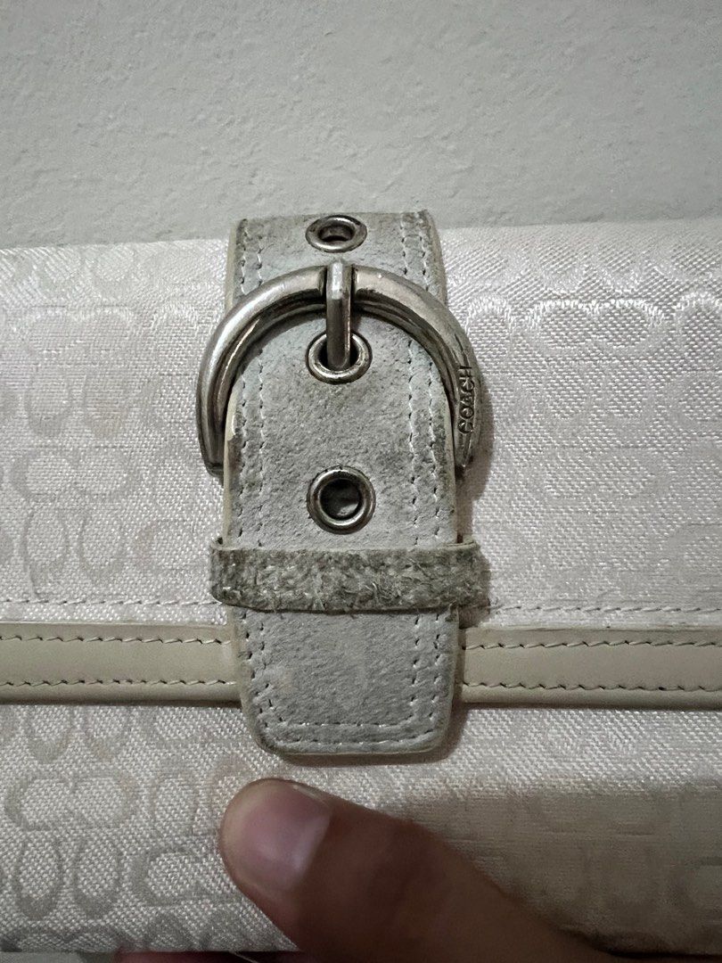 Coach soho wallet (Category: Luxury Bags & Wallets) located in Valenzuela. Submitted by dianzskiyo (Listing ID 1381135397, Image 3). Description: 💯 Preloved soho wallet (cream / off white color) 📍Lost jelly tag (Made in china) 📍 what you see is what you get 📍 Managed ur expectation - this is preloved 📍 Slightly negotiable 📍 All details were already posted (pls check photos para iwas sa redundant na tanong 😉) 📍 Color may vary due to lighti