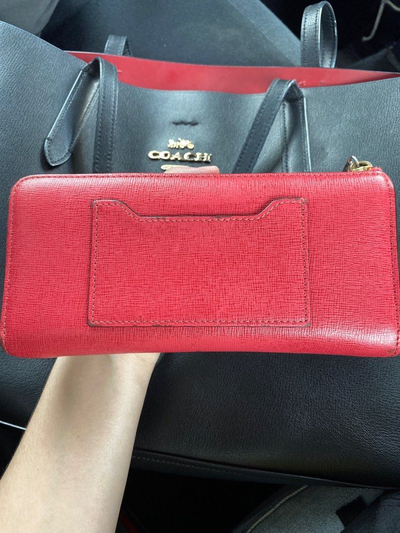 coah original womens leather zip wallet (Category: Purses & Pouches) located in Vigan. Submitted by annebnfe (Listing ID 1381143631, Image 2). Description: original coach wallet 💯 8/10 condition in good condition maganda pa. still expect sign of used actual photos is posted NO COD PAYMENT First via Bpi/gcash J&T courier only.
