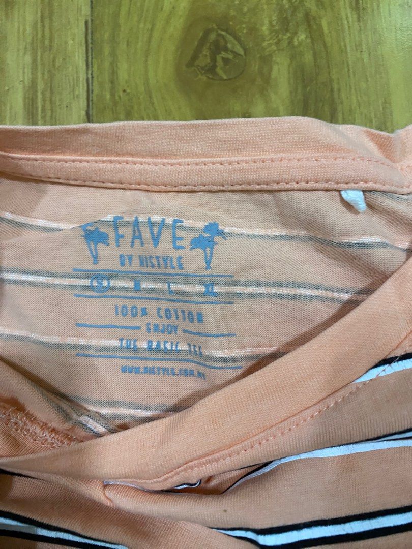 Cropped & oversized Basic tee (Category: Shirts) located in Kuala Lumpur. Submitted by burgerbby (Listing ID 1381244011, Image 2). Description: Measurements: *+/- may have slight variations in measurement* Chest: 54cm Length: 31cm .