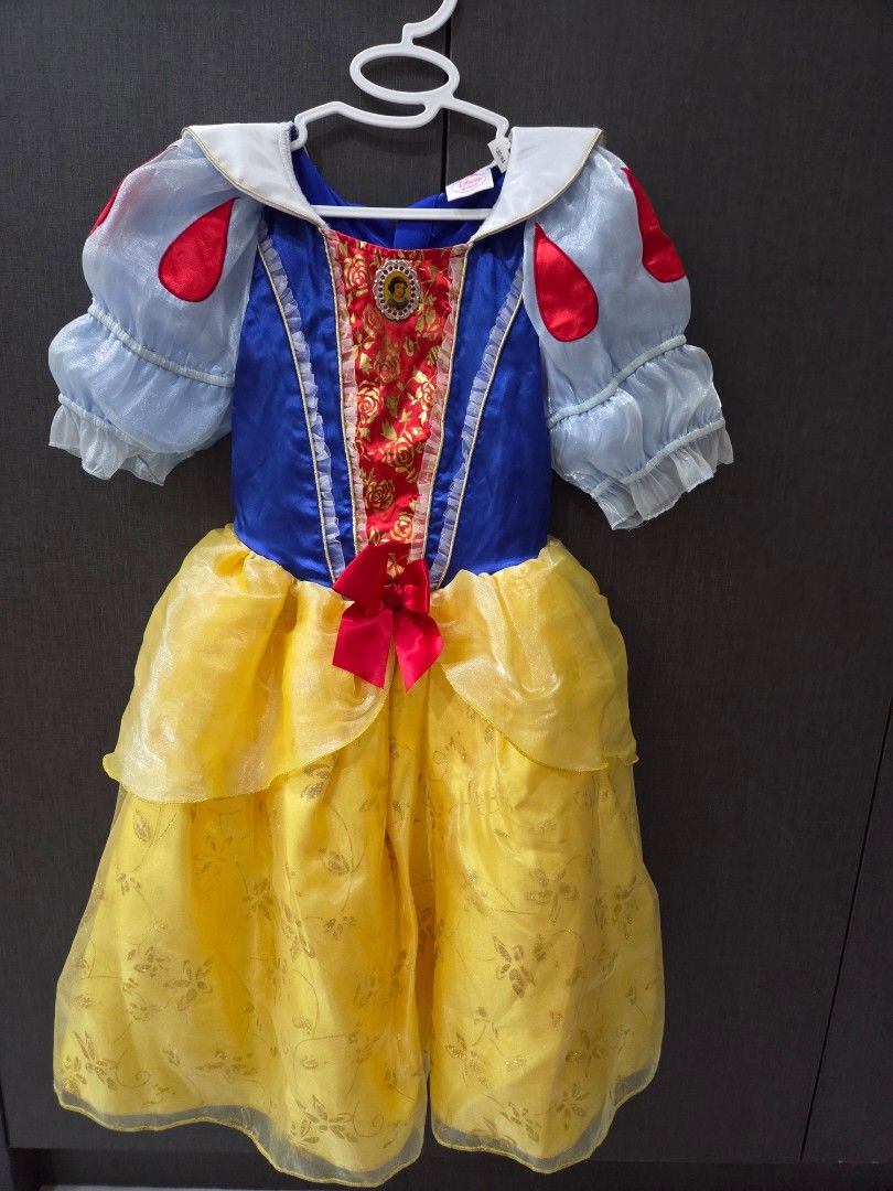 Disney Snow White Cosplay (Category: Babies & Kids Fashion) located in Petaling Jaya. Submitted by cherry_blossom123 (Listing ID 1381137002, Image 1). Description: size 130, for 6-8y.