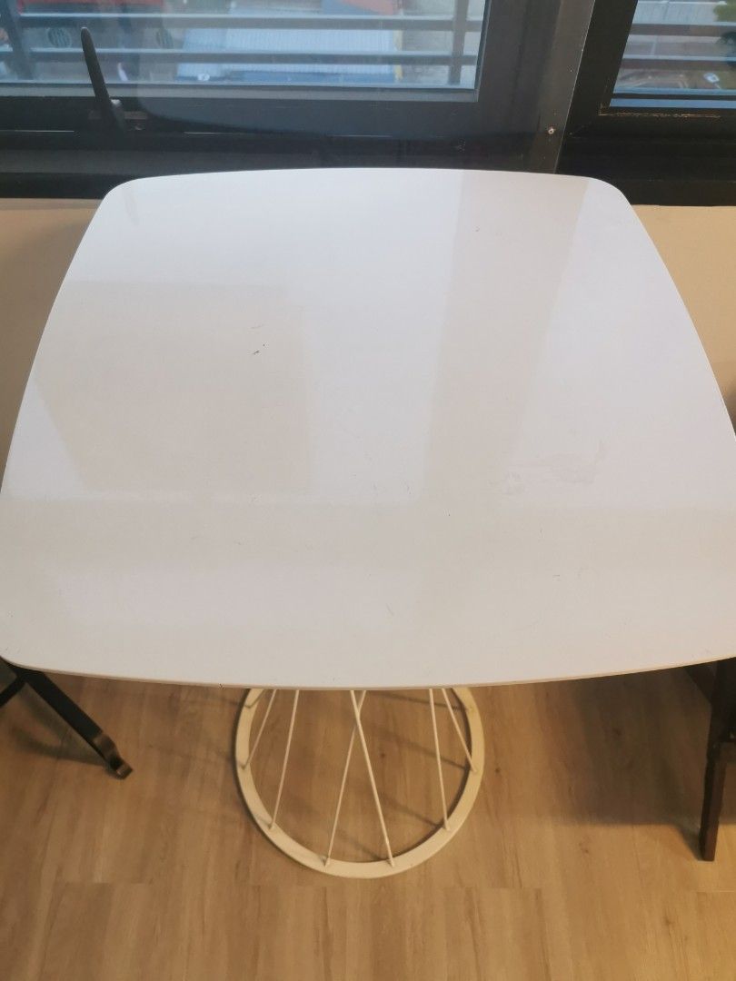 Display table65075284374657111