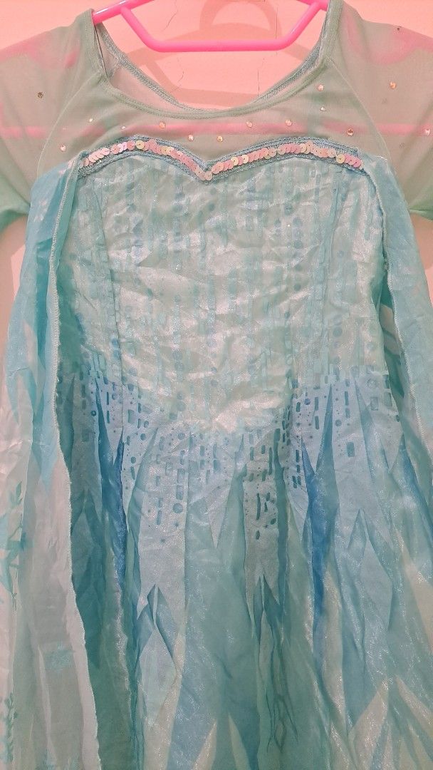 SUPER SALE Dress Elsa Frozen ori Disney store Cek Deskripsi (Kategori: 4 hingga 7 tahun) berada di Semarang. Dikirim oleh hannysig (ID iklan 1381102233, Gambar 3). Deskripsi: Dress Elsa Frozen ori Disney store bahan satin mix organza ada glitter2nya ada minus berbulu di lengan bagian dalam (cek foto) tp kalau d pakai engga keliatan sih ya lainnya masih bagus semua yg bs menerima kekurangan dress ini bs ambil ya LD 31 cm x 2 P 83 cm perkiraan usia