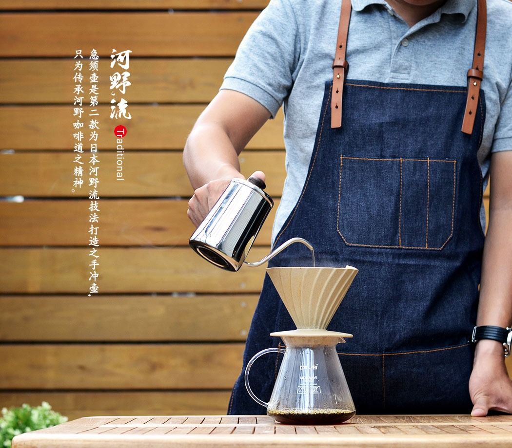 由 cunyi_1688 (刊登 ID 1381171729，圖片 2) 提交，位於 台北市 (Taipei) 的 Driver 職人玩家手沖咖啡經典組 (類別：餐具和餐具)，說明：內容物 : Driver 河野流急須壺 350ml、Driver 河野流文京手作濾杯1-2cup、Driver 河野流靜岡玻璃壺 420ml、Driver 河野流伊丹豆匙 10g 【商品介紹】 ．符合人體工學82度角之把手設計 ．由老工匠精心手作的雞翅原木把手 ．半肋結構濾杯,能創造多層次咖啡風味 ．晶瑩透亮貝殼圓弧身，極致工藝匠造 ．雞翅木手把讓每隻木紋都獨一無二 【商品規格】 ．品名：Driver 河野流急須壺 350ml ．型號：DR-HYP35 ．尺寸：長16.2 x 寬15.5 x 高12.5cm ．材質：SUS304食品級高級不銹鋼、雞翅木 ．容量：350ml ．重量：約253.5g ．產地：中國 (台灣監製) ．品名：Driver 河野流文京手作濾杯 1-2cup ．型號：DR-HYPS2030