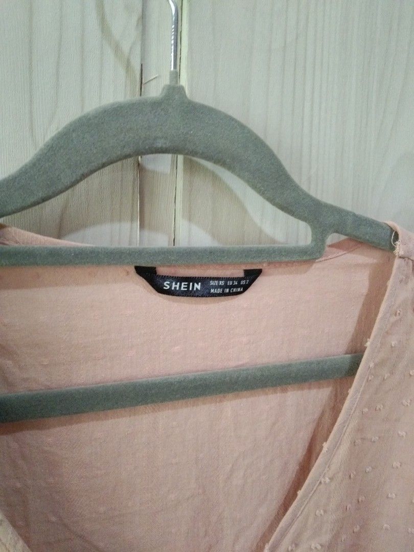 Dusty Rose formal top (office clothes) (Category: Blouses) located in Cebu City. Submitted by oli_destash (Listing ID 1381101601, Image 2). Description: Barely used, office top. Very nice color and breathable material. Check out my listings for more affordable OOTDs Prices are slightly negotiable🤍.