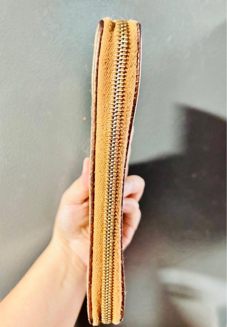 Gucci Canvas Interlocking Logo Zip Around Wallet (Category: Luxury Bags & Wallets) located in Manila. Submitted by jhennmario (Listing ID 1380717633, Image 3). Description: ✔️💯authentic ✔️With signs of usage but still in very good condition ✔️no inclusions RFS: Decluttering 📍Makati / Taguig / BGC.