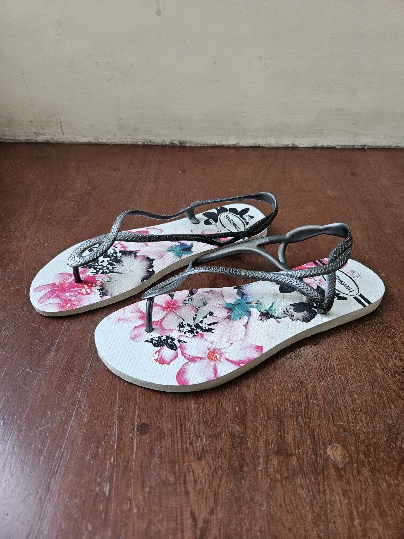 HAVAIANAS Vintage White Pink Black n' Blue Floral Beach Open Toe Summer Slip On Sandals 🌼 (Category: Flats & Sandals) located in Quezon City. Submitted by kcshandmedowns (Listing ID 1381099716, Image 3). Description: PLEASE READ BEFORE MAKING AN OFFER, THANKS!✿₊⊹ ✿ PRODUCT INFO ✿ • CONDITION: Like New (worn with care once, already cleaned, has slight discoloration on side soles and design due to age but barely noticeable, very comfy to wear for 