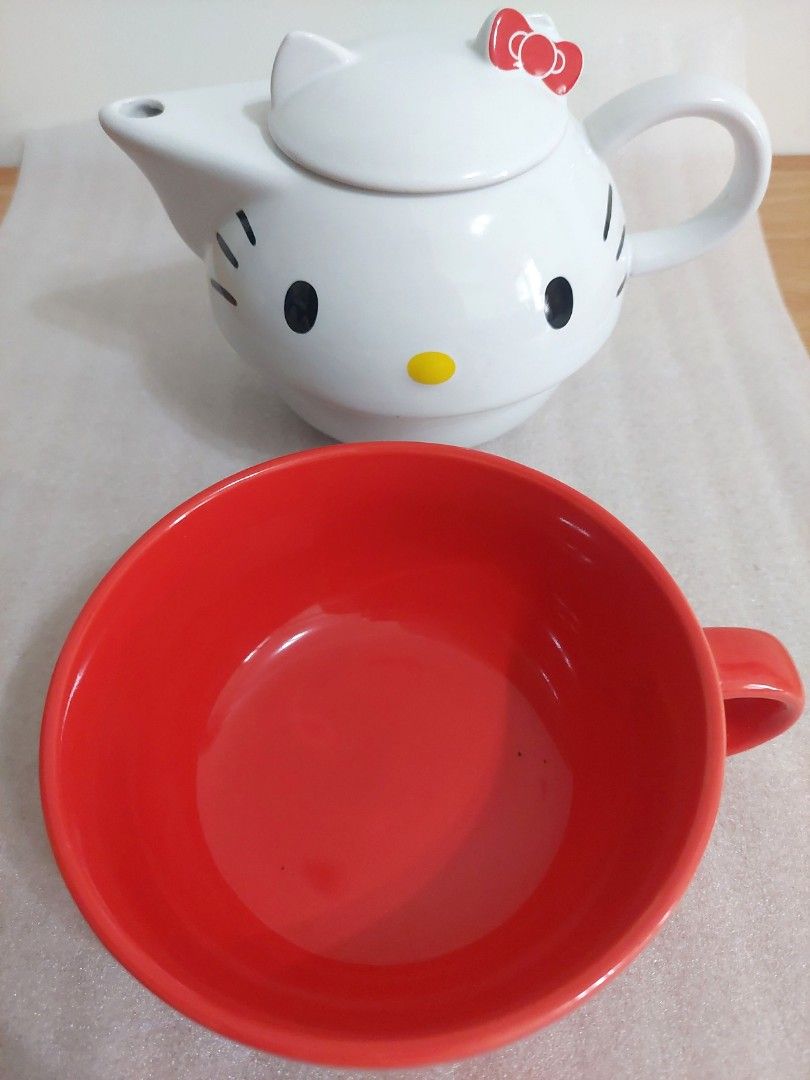 由 happybuyeveryday (刊登 ID 1381163751，圖片 3) 提交，位於 台中市 (Taichung) 的 Hello Kitty x LINE FRIENDS聯名下午茶杯壺組 (類別：水杯、水壺)，說明：☆Hello Kitty x LINE FRIENDS ▪︎聯名下午茶杯壺組☆只有茶壺和杯子 ▪︎狀況良好☆內裡乾淨 ☆杯子內有兩小黑點▪︎不是髒污 ☆不影響使用，是陶瓷原本的微瑕疵 ☆能接受再購買 容量▪︎茶壺570ml茶杯330ml ☆上層是Hello Kitty可愛大頭 ▪︎下面是LINE FRIENDS聯名造型馬克杯 喜歡可直接下單 需要併單歡迎聊聊。