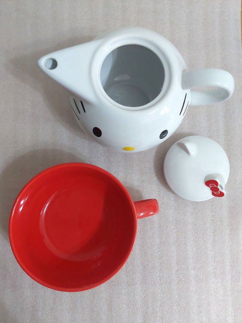 由 happybuyeveryday (刊登 ID 1381163751，圖片 2) 提交，位於 台中市 (Taichung) 的 Hello Kitty x LINE FRIENDS聯名下午茶杯壺組 (類別：水杯、水壺)，說明：☆Hello Kitty x LINE FRIENDS ▪︎聯名下午茶杯壺組☆只有茶壺和杯子 ▪︎狀況良好☆內裡乾淨 ☆杯子內有兩小黑點▪︎不是髒污 ☆不影響使用，是陶瓷原本的微瑕疵 ☆能接受再購買 容量▪︎茶壺570ml茶杯330ml ☆上層是Hello Kitty可愛大頭 ▪︎下面是LINE FRIENDS聯名造型馬克杯 喜歡可直接下單 需要併單歡迎聊聊。