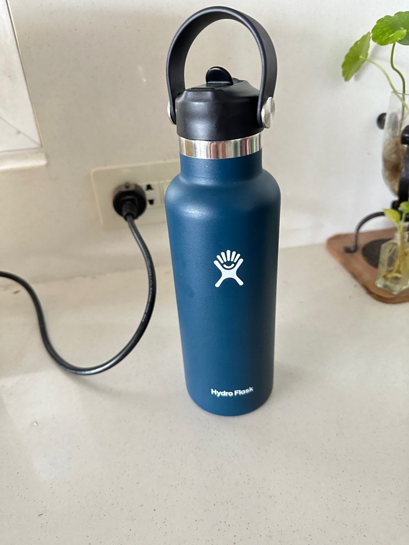 Hydroflask 21oz (Category: Water Bottles & Tumblers) located in Quezon City. Submitted by glcsx (Listing ID 1381124851, Image 1). Description: Hydroflask 21oz Comes with straw lid and original lid A few scratches, no dents Location is QC Commonwealth Rfs will buy a bigger flask.