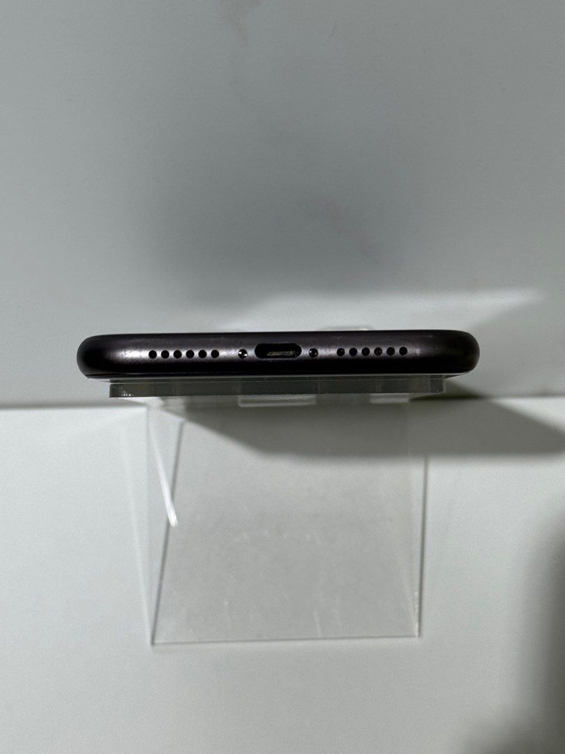 由 happydog3c (刊登 ID 1381203431，圖片 3) 提交，位於 高雄市 (Kaohsiung) 的 iPhone 11 黑色 128G (類別：iPhone 11 系列)，說明：【機型】：iPhone 11 【顏色】：黑色 【容量】：128G 【電池】：69% 【機況】：7-8成新 【盒裝】：❌ 【說明】：無拆修✅ 無更換過任何零件✅ 1️⃣ 螢幕輕微老化，不影響正常使用🉑 2️⃣ 螢幕劃痕 3️⃣ 機身左上方小嗑傷 4️⃣ 背板使用痕跡/劃痕 舊機換新機 / 可貼換📲 加購配件皆有優惠價😍 高雄市區面交 / 外縣市寄送🚚。