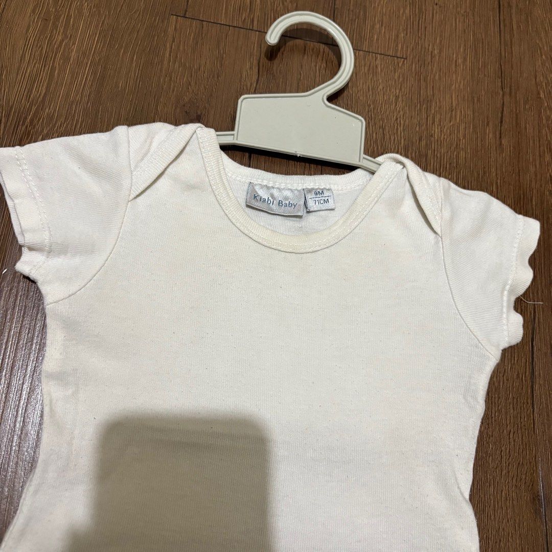 JP Jumper Putih Baby KIABI 6-9 bulan (Kategori: Baju Bayi) berada di Bogor. Dikirim oleh prelovedbyreh (ID iklan 1381261662, Gambar 2). Deskripsi: JP Jumper Baby KIABI 6-9 bulan Jejak pemakaian wajar aja, ada sedikit noda, butuh cuci, Lumayan buat sehari hari/jadi daleman OL, adem. Sesuai foto ya. Bisa payment pake toko oren ya, free ongkir.