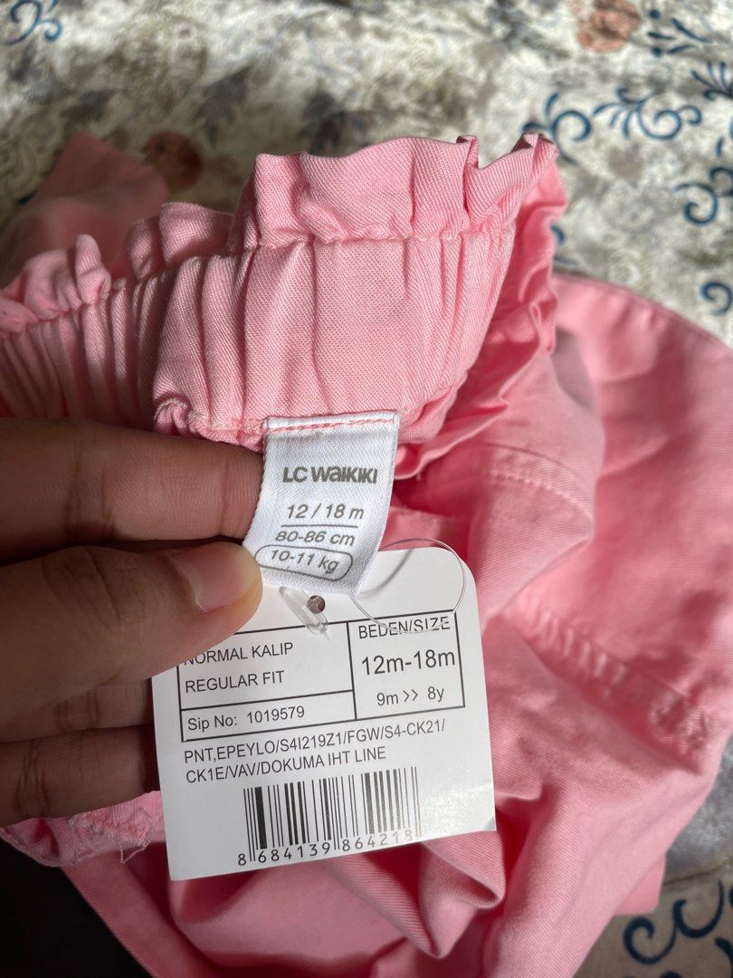 LC Wakiki Kids Wideleg Pants (Category: Babies & Kids Fashion) located in Melaka Tengah. Submitted by syafrinnnnn (Listing ID 1381144544, Image 3). Description: Brand new with tag Size 12-18m, color Pink Pakai utk try sahaja tapi anak tak muat Beli dari PS, price tag half cut RM25 harga beli .