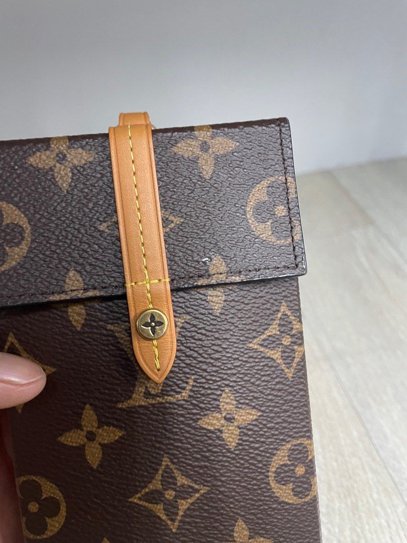 Louis vuitton Monogram box phone case (Category: Luxury Bags & Wallets) located in Manila. Submitted by luxemax_09 (Listing ID 1381118709, Image 3). Description: .