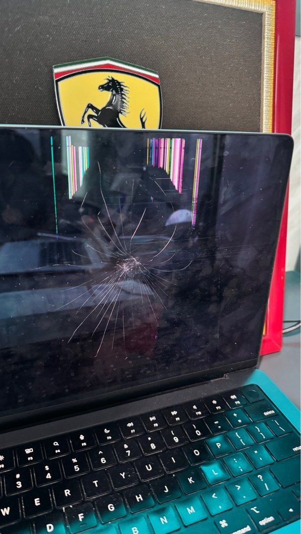 MacBook Pro 14” M2 Chip - Screen Damaged63168947570306112