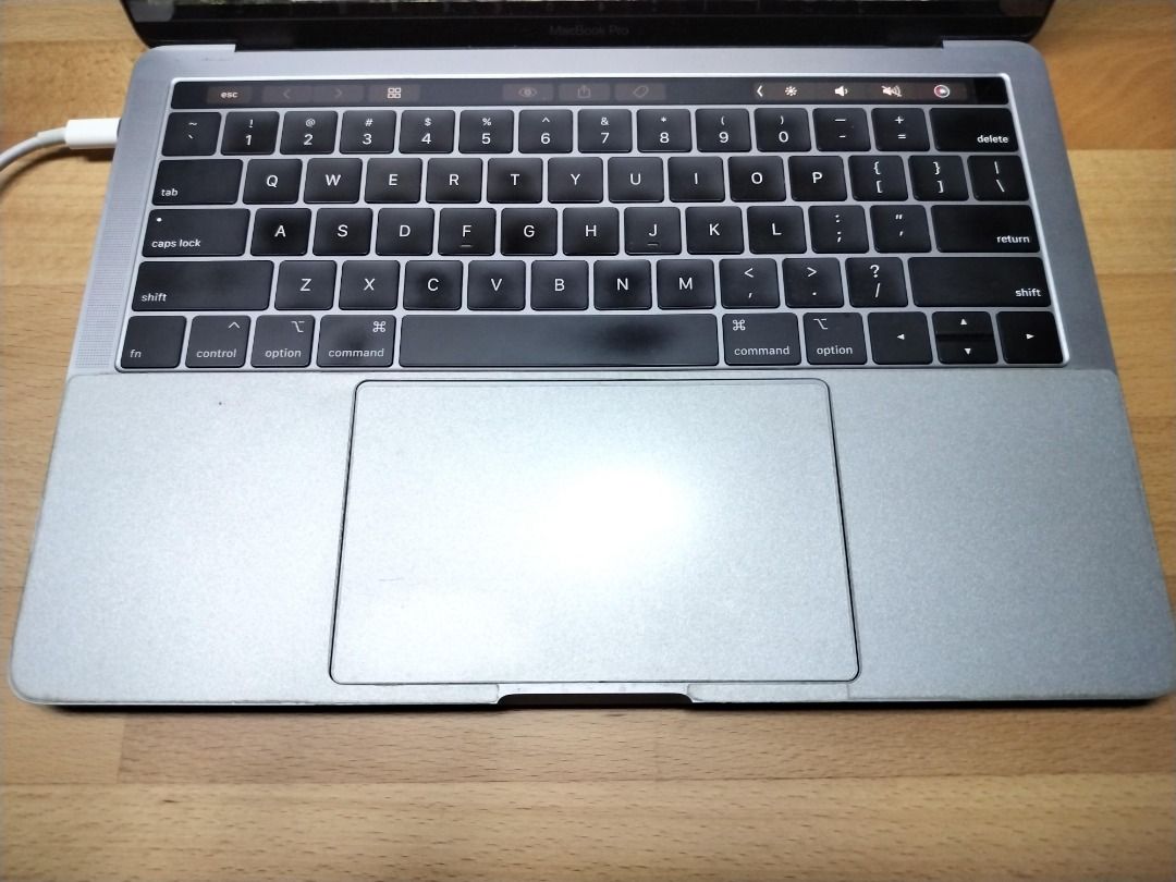 MacBook Pro 13-inch (2018) / 16GB Ram / Touch Bar63168947416835111