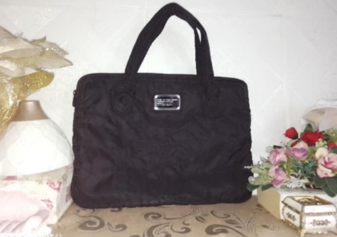 Marc Jacobs Laptop Briefcase Bag (Category: Vision Care) located in San Fernando. Submitted by la_segunda2727 (Listing ID 1381149997, Image 1). Description: likenew no foul odor no inclusion.