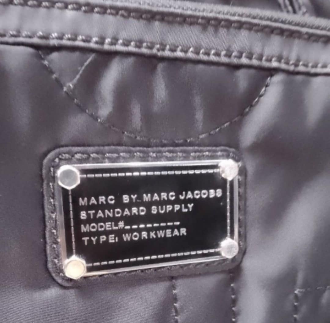 Marc Jacobs Laptop Briefcase Bag (Category: Vision Care) located in San Fernando. Submitted by la_segunda2727 (Listing ID 1381149997, Image 2). Description: likenew no foul odor no inclusion.