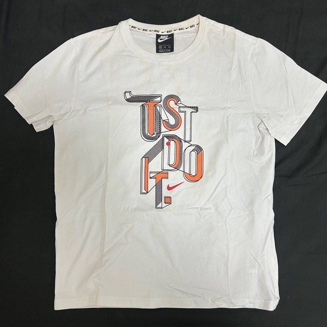 由 r.f.crush (刊登 ID 1381176908，圖片 1) 提交，位於 台北市 (Taipei) 的 Nike上衣 (類別：T恤、Polo衫)，說明：XXL 袖子部分較短 Model：174/60。